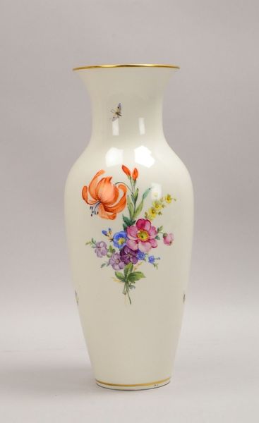 KPM, gr. Porz.-Tischvase, Schmetterlingsdekor und Blumenmotiv; Höhe 40 cm