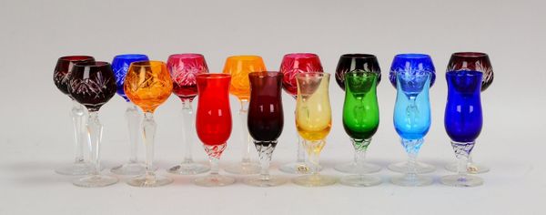 10 Dessertweingläser, Bleikristallglas beschliffen, und 6 Likörgläser, versch.-farbig