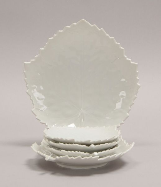 KPM, 5 Weißporzellan-Schalen, Blattform, versch. Größen; Ø 12 cm - Ø 20 cm
