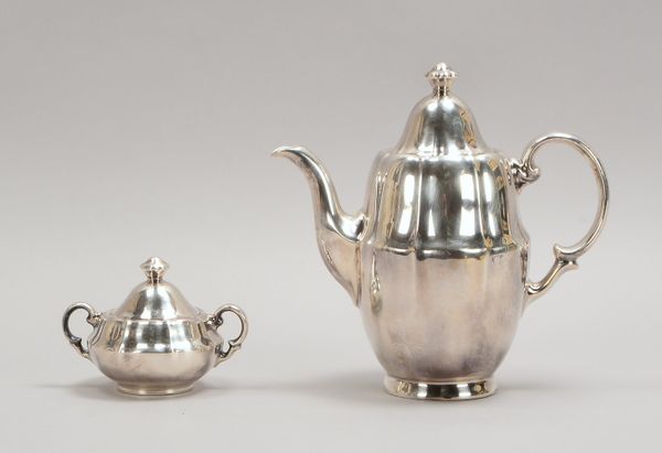 Kaffeekanne und Zuckertopf, Porz. mit schwerer Silberauflage; Höhe 22,5 cm/9 cm