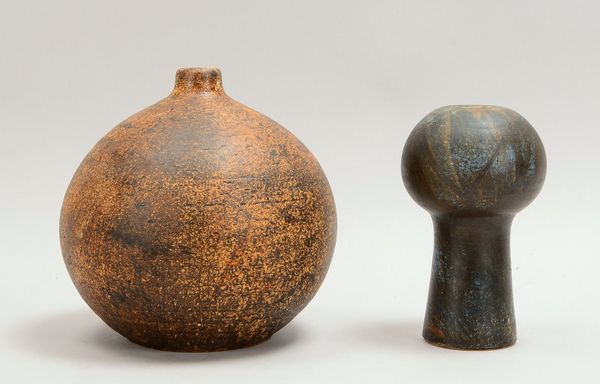 Liebenthron, G., 2 Künstler-Keramikvasen, dat./mit Künstlersignet; Höhe 20/23 cm