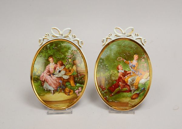 Limoges, 2 Porz.-Bilder, Motive nach Fragonard, ovale Form: 'Le Trefle'/'Rehausse Main'