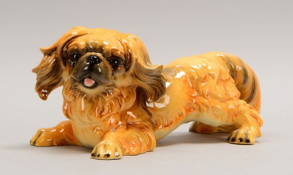 Goebel-Keramikfigur, 'Kauernder Pekinese'; Höhe 14 cm, Länge 28 cm