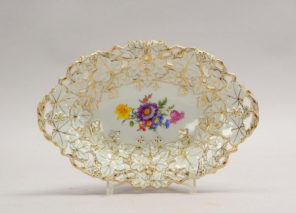 Meissen-Prunkschale, Blumendekor, Rand mit relief. Dekor ('Efeuranken'); Ø 32,5 cm
