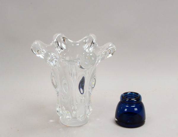 2 Glasvasen: 1x Art Vannes, Klarglas, im Boden gem.; 1x Glashütte Hagen, blau, ritzsign./dat.