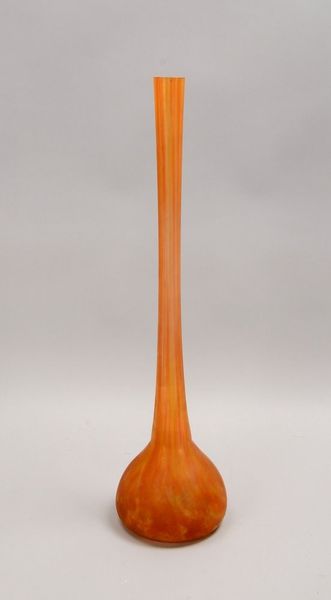 Glasvase, Langhalsvase, mit orangefarbenem Überfang, unsigniert; Höhe 62 cm