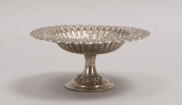 Kleine Fußschale, Silber, gefächerte Form, flor. Reliefdekor und Rocaillen; Gew. 155 g