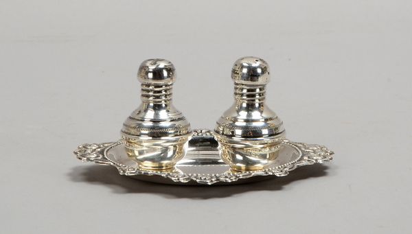 Salzstreuer und Pfefferstreuer, 925 Silber, auf Tablett, 800 Silber; Gew. zus. 69 g