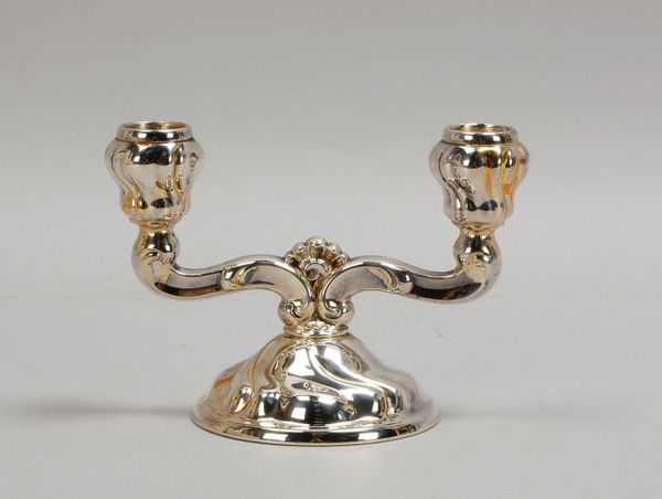 Kleiner Tischkerzenleuchter, 925 Silber, 2-fl. - ungefüllt!; Höhe 11,5 cm, Gew. 210 g