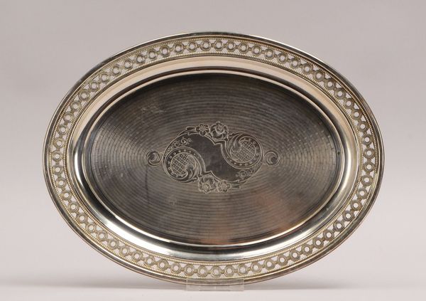 Wilkens-Tablett, 12-löt. Silber, ovale Form, durchbr. Rand und Gravurdekor; Gew. 530 g