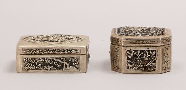 2 Silberdosen, mit scharn. Deckel: 1x durchbr., 1x mit Reliefdekor; Gew. zus. 278 g