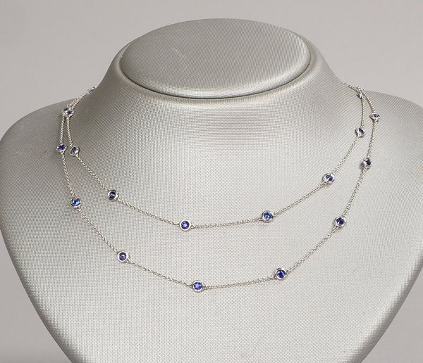 Sautoirkette, 585 WG (gest.), mit 31x Saphiren/zus. ca. 3,0 ct; Länge 100 cm, Gew. 8 g