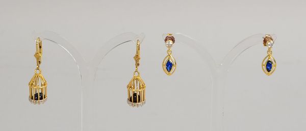 2 Paar Ohrschmuck, 585 GG: 1x 'Vogelkäfig' mit Saphircabochon, und 1x blauer Steinbesatz