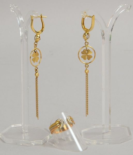 Schmuckset, 585 GG/WG: Paar Ohrhänger und Ring, RG 56; Gew. zus. 5,84 g