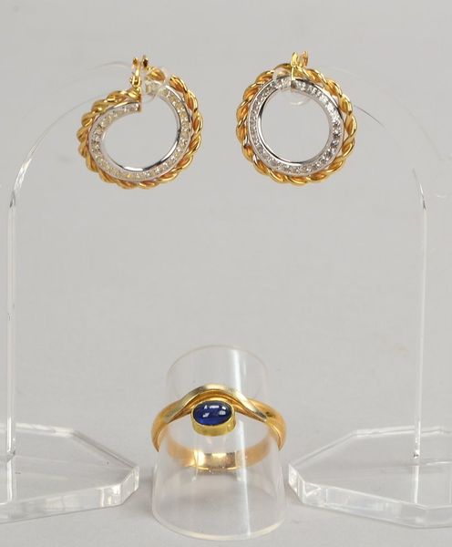 Paar Creolen, 375 Gold/bicolor, Gew. 3,6 g; und Ring, 585 GG/WG, mit Saphir, Gew. 2,88 g