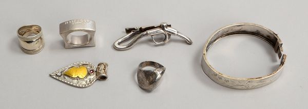 Silberschmuck: Armspange, Anh., figürl. Anstecker, und 3x Ringe/1x Jette Joop; Gew. 80,68 g