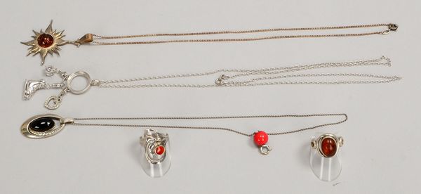 5 Silberschmuckteile: 3x Halsketten mit Anh./mit Steinbes., und 2x Ringe mit Bernstein