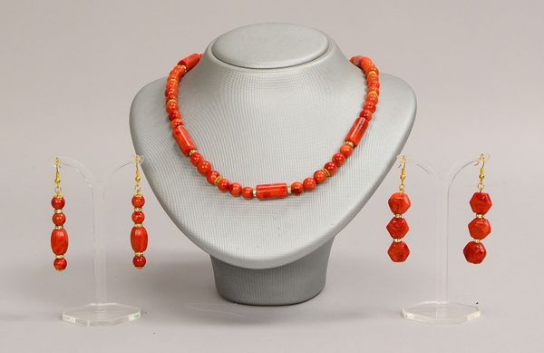 Schmuckset, mit Korallenbesatz: Collier, Länge Kette 60 cm, und Paar Ohrhänger