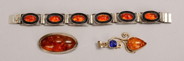 Armband, Brosche und Anhänger, 925 (Sterling-)Silber, jeweils mit Bernsteinbesatz