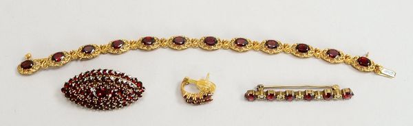 Brosche und Nadel, 835 Silber, sowie Armband und Ohrstecker, 333 GG, jew. mit Granatbes.