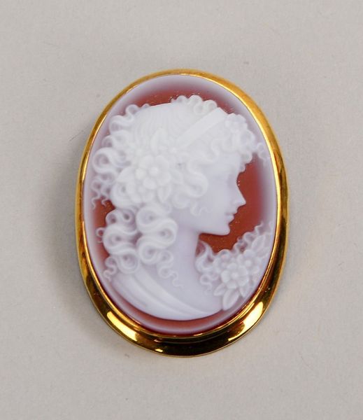Brosche/Anh., 585 GG-Fassung besetzt mit Gemme; Maße 2,5 x 3,5 cm, Gew. 8 g