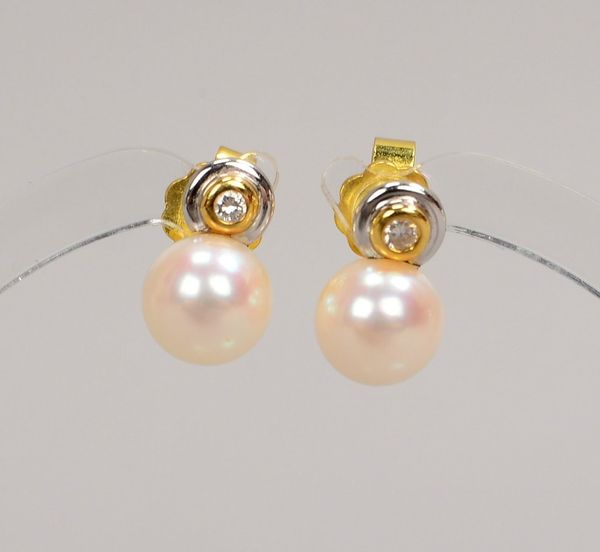Paar Ohrstecker, 750 GG/WG (gest.), jew. mit Zuchtperle/Ø 7 mm und kl. Brill.; Gew. 3,40 g