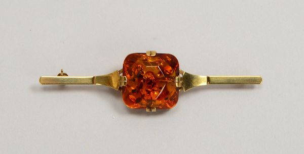 Brosche, 333 GG (geste.), besetzt mit einzelnem Bernstein; Länge 6,5 cm, Gew. 5 g