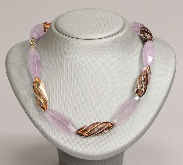 Halskette, längsovale Amethystperlen und durchbr. Silberglieder; Länge 57 cm