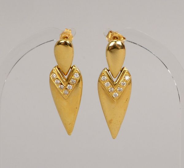 Ohrhänger, 585 GG (gest.), mit je 7x kl. Diamanten; Länge 3,2 cm, Gewicht 6,40 g