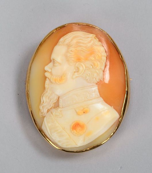 Brosche, 8 kt Gold mit geschn. Muschelkamee, 'Vittorio Emanuele II'; Maße ca. 4 x 5 cm