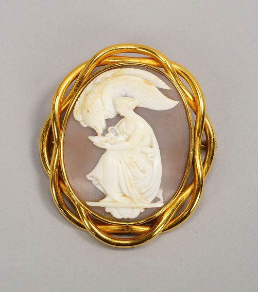 Brosche, geschn. Muschelkamee, 'Speisung des Zeus durch Hebe'; Maße ca. 6 x 7 cm