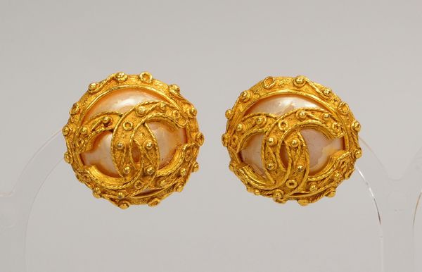 Chanel, Paar Designer-Ohrclips, vergoldet, mit Kunstperlen-Besatz, sign.; Ø 2,5 cm
