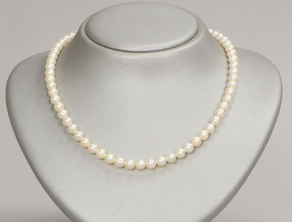 Halskette besetzt mit Akoya-Perlen/Ø Perle 6 mm, 585 WG-Schließe; Länge 42 cm