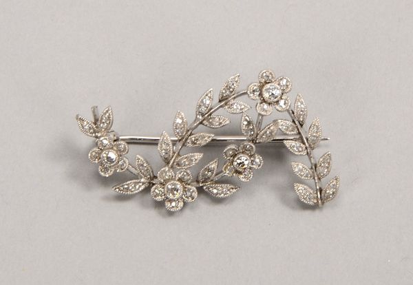 Antike Brosche, 585 WG, mit vielf. Diamantbesatz; Länge 3 cm, Gew. 4,70 g