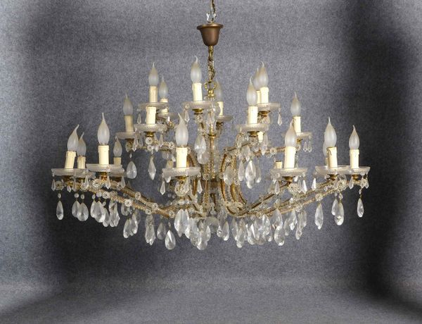 Gr. opulenter Kristall-Deckenleuchter, 24-fl.(!), mit vielf. Glasprismen-Behang; Ø 105 cm(!)