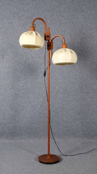 Domus/Dänemark (1970er J.), Designer-Stehlampe, Teakholz, 2x Leuchtarme/höhenverst.