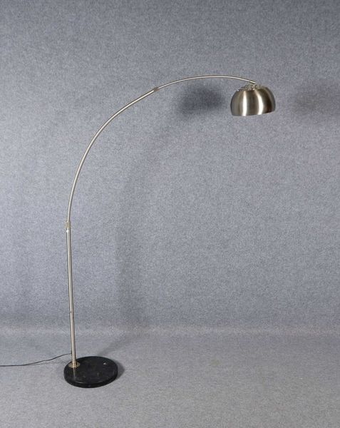 Designer-Bogenlampe, Edelstahl, auf Marmorfuß, höhenverst.; Höhe max: 195 cm