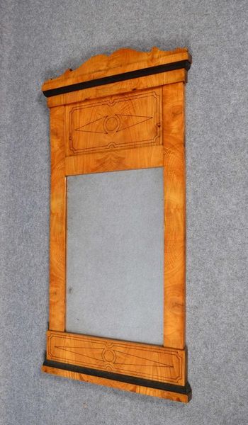 Wandspiegel, Spiegelfurnier, partiell ebonisiert und mit Branddekor; Höhe 120 cm