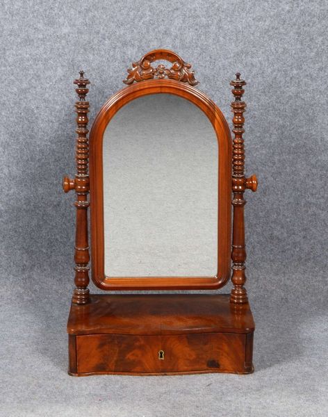 Tischspiegel/Schminkspiegel, Mahagonifurnier, mit 1-schüb. Zarge; Höhe 66 cm