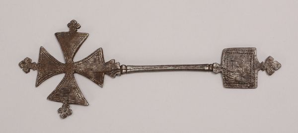 Handkreuz (Äthiopien), Eisen, mit punktueller Verzierung; Länge 26 cm