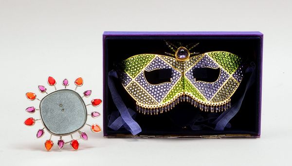 2 Swarovski-Objekte: 'Fotoalbum', Box-Entw. Yasmine Hurel; und 'Kristallmaske'
