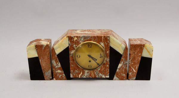Tischuhr (Art déco), Gehäuse mehrfarbiger Marmor, Uhr läuft an; mit 2x Beistellern