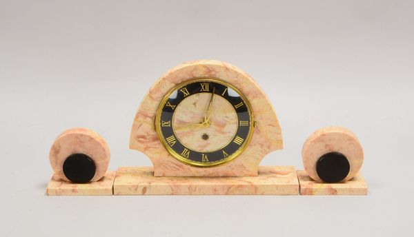 Tischuhr (Art déco), im Marmor-Gehäuse, mit Schlüsselaufzug, Uhr mit 2x Beistellern