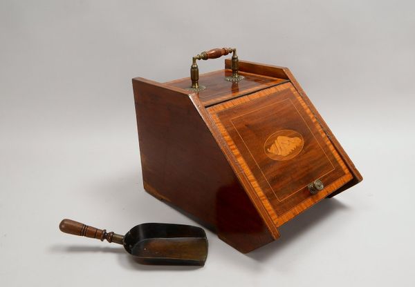 Antiker Kohlenkasten, Mahagoni, intaris. Dekor (Muschelmotive), mit Schaufel - ohne Einsatz