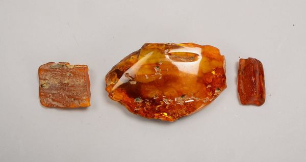 3 Rohbernstein-Stücke, natürl. Bernstein, 1x größer, Gew. 100 g; 2x kl./Gew. zus. 28 g