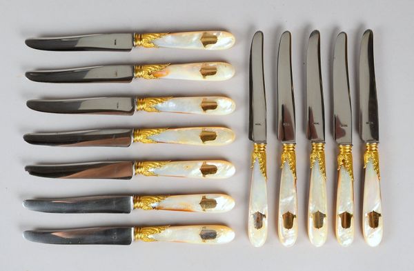 Satz Obstmesser, Perlmutt-Griff mit Messing-Appl. und Gravurplatte, 12-tlg.