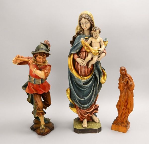 3x Holzfiguren, sakral/christl., versch. Ausf., 2x farb./goldstaff.: 2x 'Madonnen', 1 'Flötenspieler