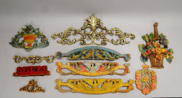 10 Holzschnitzereien (Wandschmuck/Supraporten), polychr./silberf. oder goldstaffiert