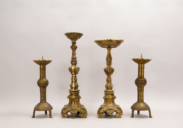4 Standobjekte Bronze/Messing: 3x Kerzenleuchter und einzelner Standascher