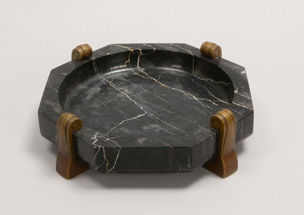 Schale, 8-passig, marmorierter Marmor in Schwarz/Weiß, auf 4x Bronzefüßen; Ø 26,5 cm
